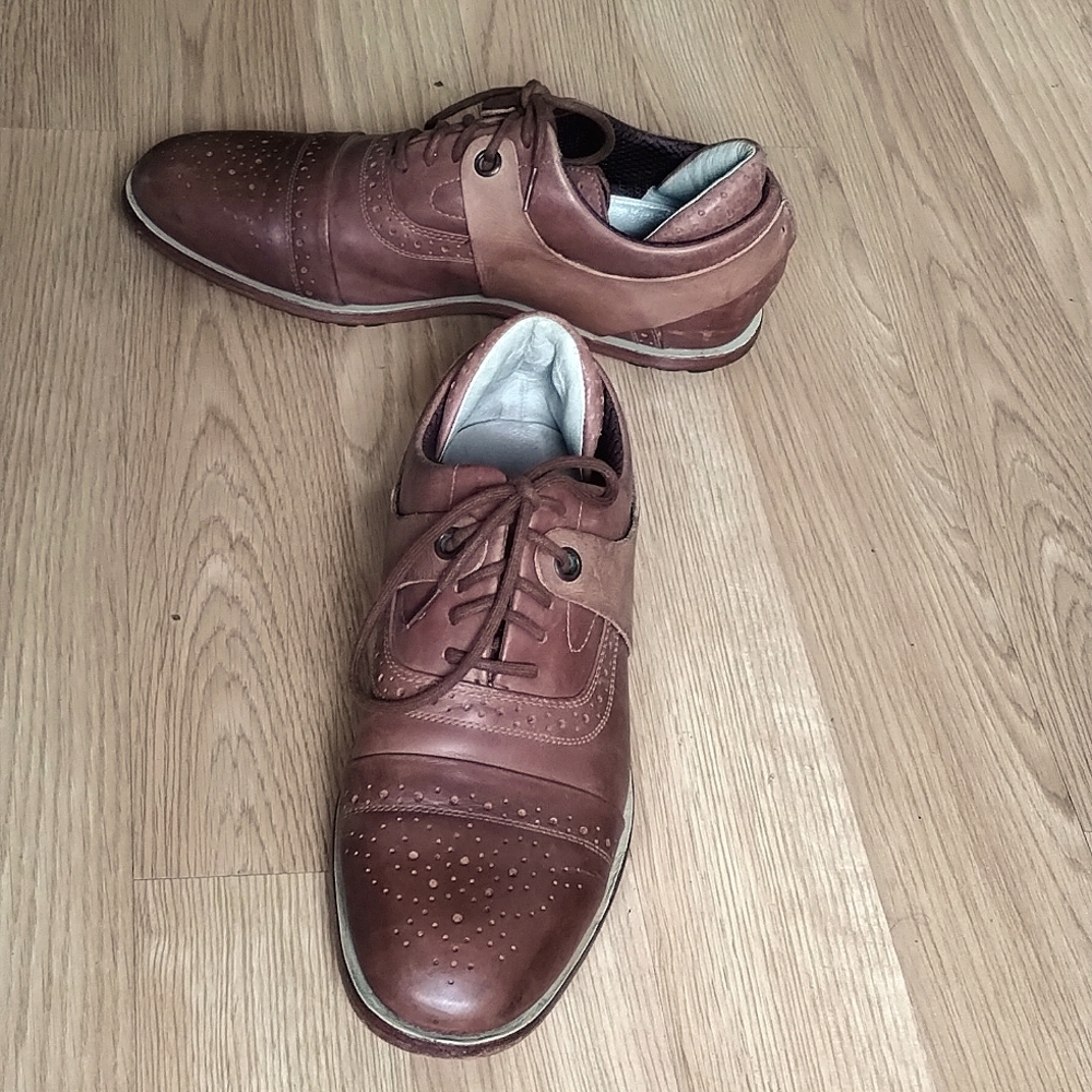 Tsubo men's leather shoes Size 11 color Brown.